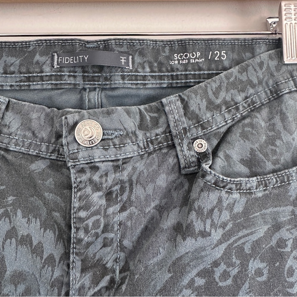 Fidelity Dark Blue Skinny Low Rise Scoop Plume Print Pants Size 25 - Picture 7 of 12